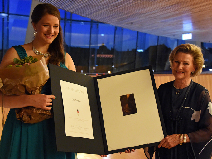 Dronning Sonja og Lise Davidsen etter prisutdelingen i 2015. Foto: Sven Gj. Gjeruldsen, Det kongelige hoff